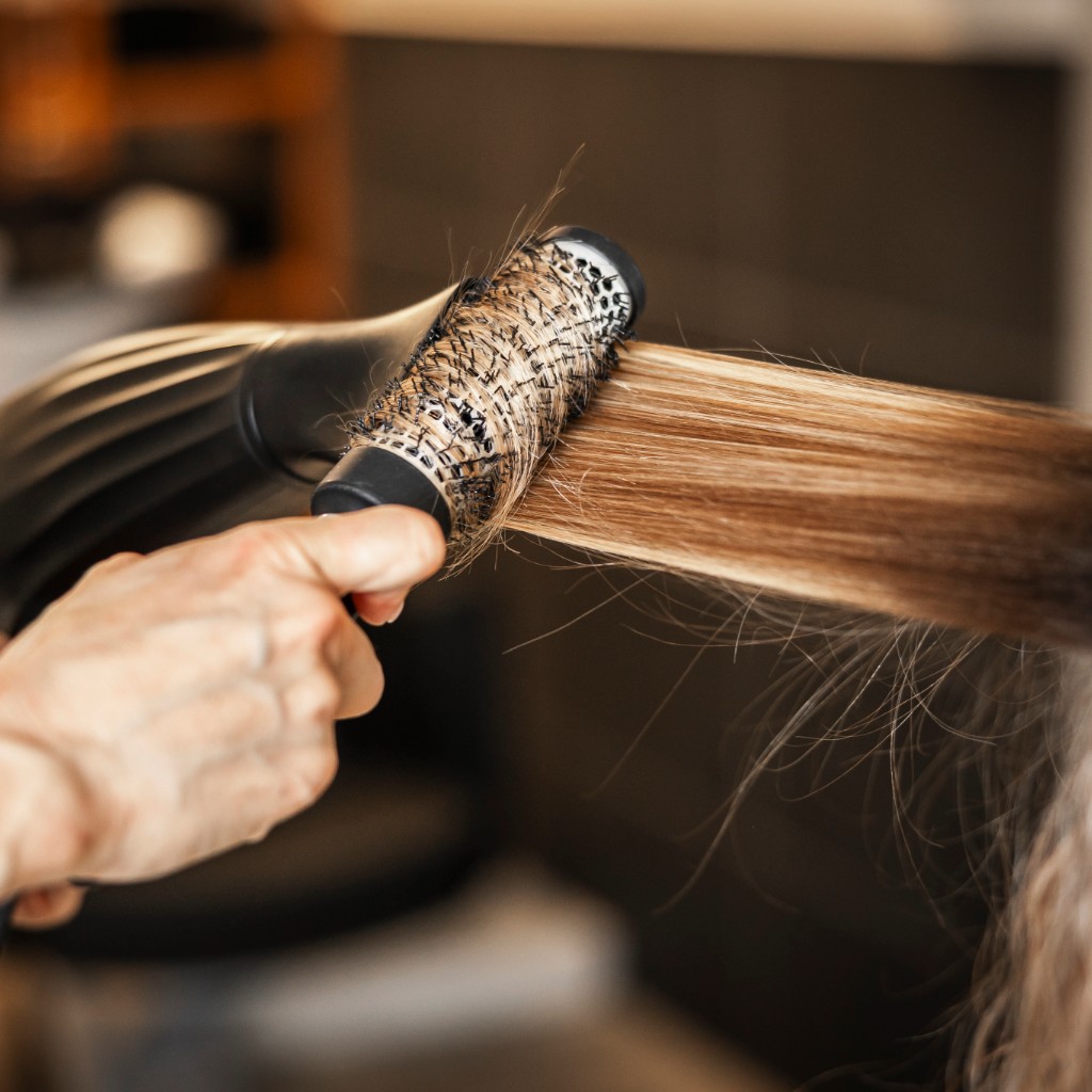 MONAT Haarpflege-Serum auf gesundem, glänzendem Haar